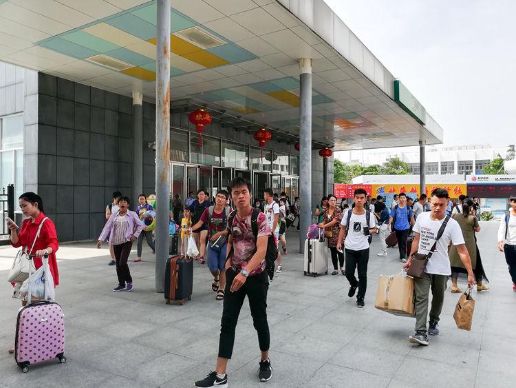 国庆最后一天的北海车站，火车站挤死人，汽车站空寥寥