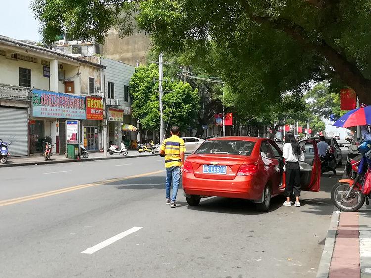 国庆最后一天的北海车站，火车站挤死人，汽车站空寥寥