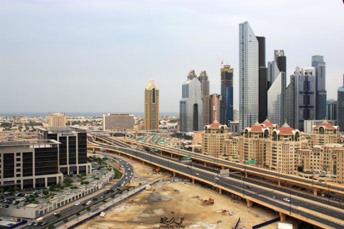 乘着地铁，乐购迪拜