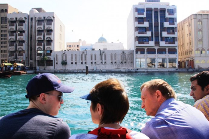 乘着地铁，乐购迪拜