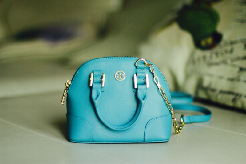 年入百万美女销售,年入百万的美女