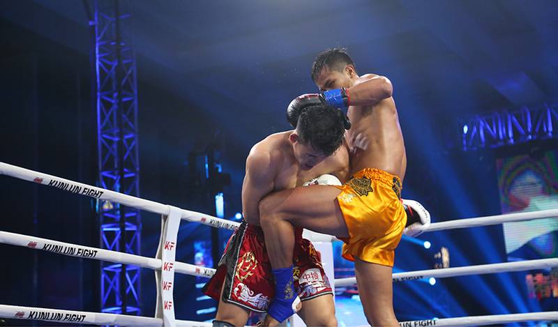 拳坛巨人被踢裆,昆仑决泰拳王被打