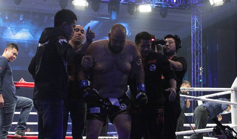 拳坛巨人被踢裆,昆仑决泰拳王被打