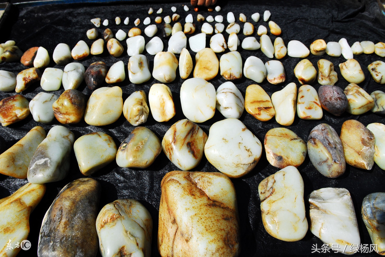 一条项链200块,一条玉石项链