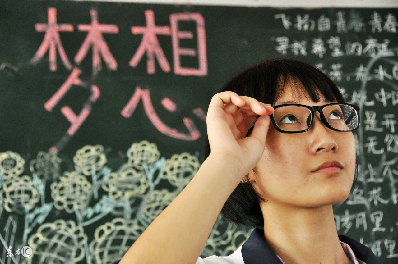 八年级上册第一次月考题历史,八年级下第一次月考数学试卷