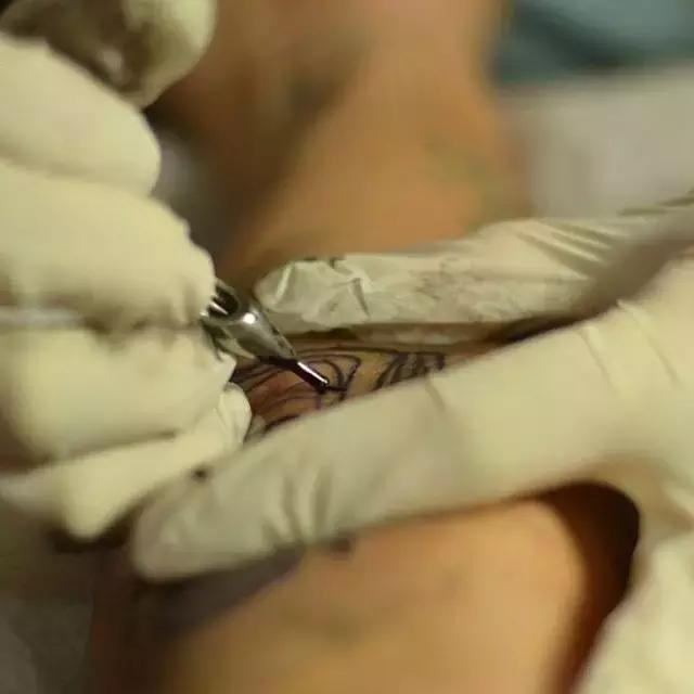 纹身师第一次给别人纹身,朋友带我去纹身然后后悔了