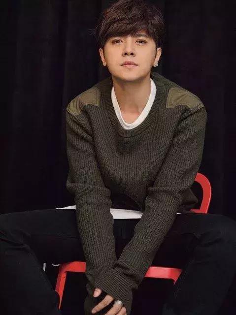 国字脸怎么变成v型脸型,国字脸修饰脸型的发型