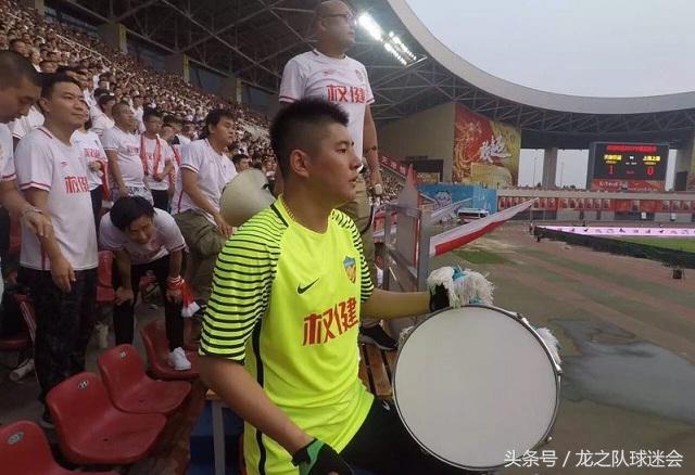 球迷故事完整视频,天津德比张鹭扔队旗视频