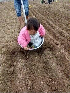 这样标准都找不到女朋友，一定是憋坏了，你看被子下面放的东西