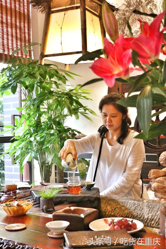 大气！这家茶会所的茶台全是老船木所制，老板估计身价上千万