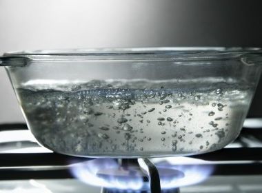 直接卖白开水？套路最深的商家今麦郎，CBA球员都只能喝它