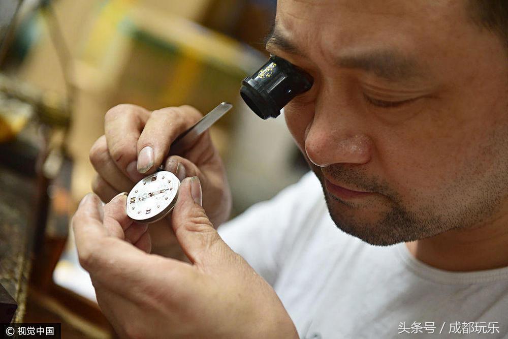 四川修表匠35年如一日街头修表,供出两个大学生子女!