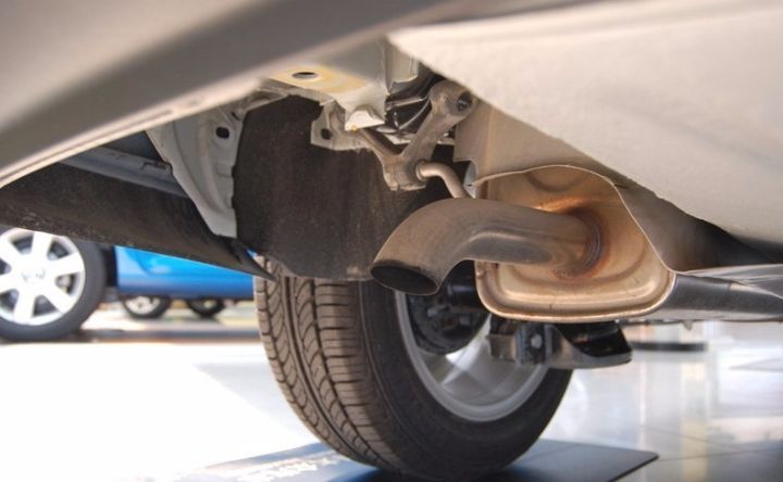 车身抖动排气冒白烟怎么回事,排气冒白烟发动机抖怎么回事