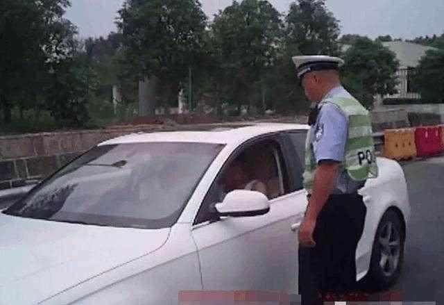 女司机开奥迪1小时就跑30多公里,女司机高速上开奥迪