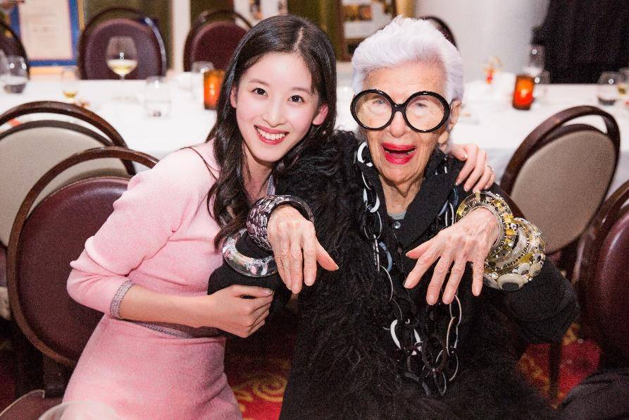 飞遍全球参加活动，举办私人晚宴，章泽天才是最拼命fashionicon