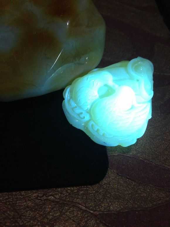 蜜蜡琥珀紫光灯下的反应,用紫光灯鉴别蜜蜡琥珀真假的方法