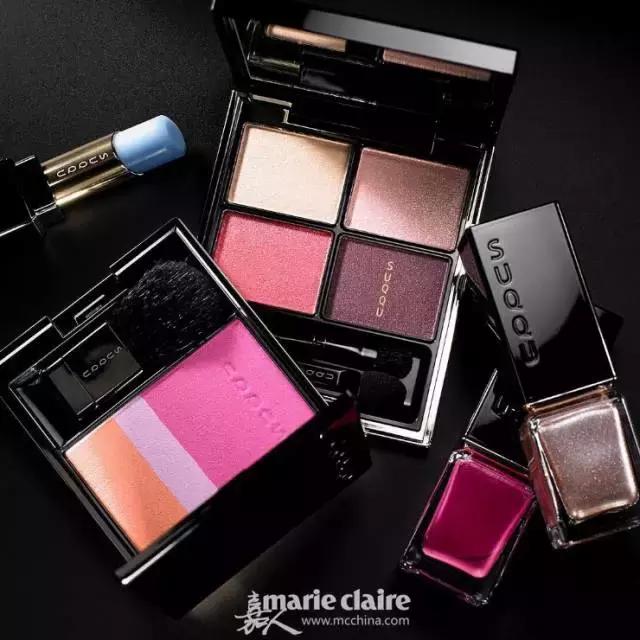 就用30块钱狂收当季爆款彩妆，“带货”女王们的梳妆台超魔性！