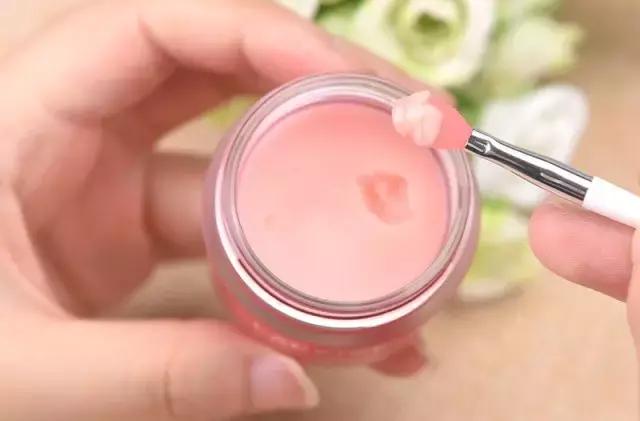 用TA一抹唇部就像打了玻尿酸！水光唇小心机有这么厉害？