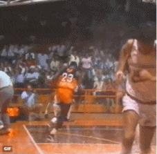 易建联训练扣碎篮板,乔丹易建联扣碎篮板