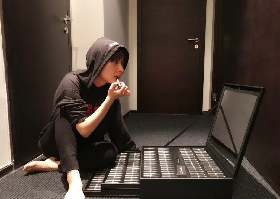 吴昕何穗收到上百只口红算什么范冰冰收到一颗挂满LV的圣诞树