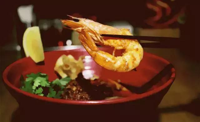 糟！进了上海一家拉面店，员工竟然比我更时髦