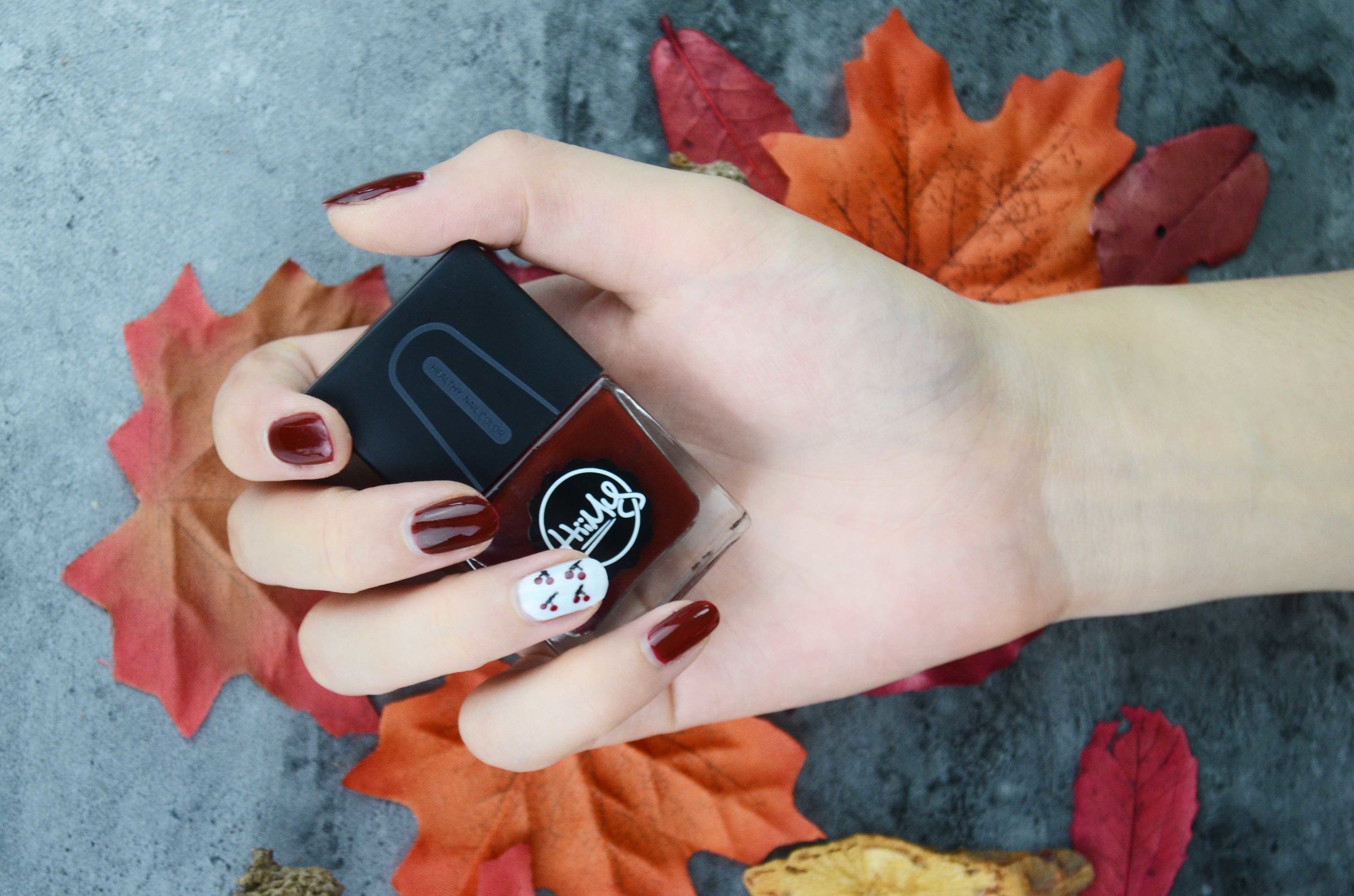 如何挑选适合自己的指甲油,两种颜色的指甲油怎么搭配好