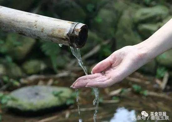 煲汤用纯净水还是农夫山泉,山泉水和自来水泡茶有什么不同