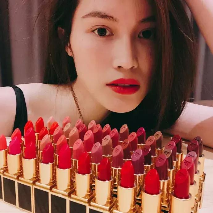 吴昕晒满满一箱的大牌口红，却被何穗一张图秒杀！