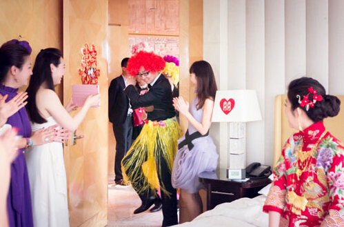 伴娘团不堵门列队鼓掌欢迎新郎,伴娘团不堵门特殊的迎亲方式