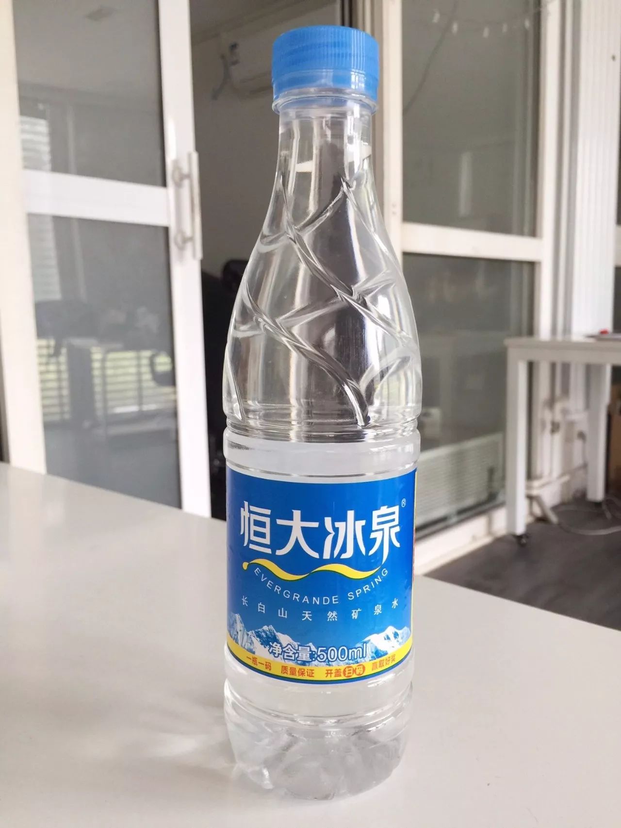 依云矿泉水和农夫山泉哪种好,依云矿泉水跟农夫山泉有啥区别