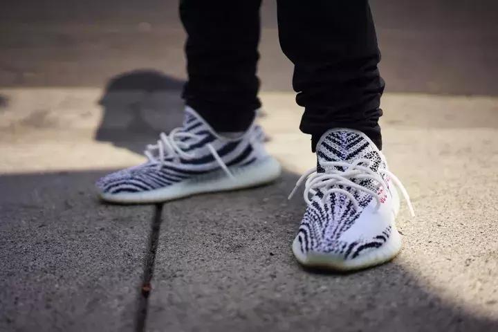 可能你手上的Supreme正是来自美国10几岁排队*党**!