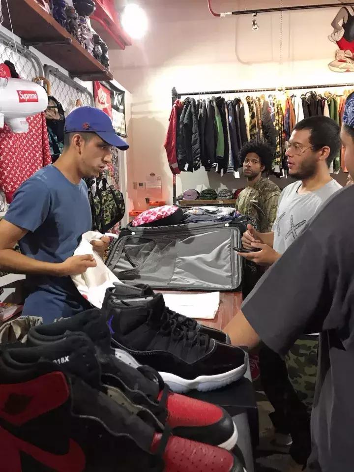 可能你手上的Supreme正是来自美国10几岁排队*党**!