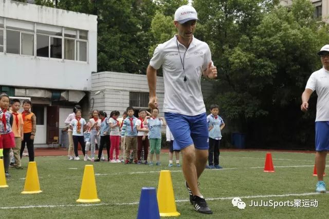 球员选材、训练、比赛等方面，各个年龄段强调的是什么？