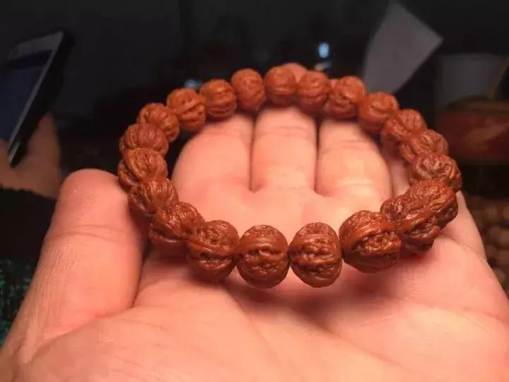 怎么挑选一串极品野生小核桃手串,野生核桃和普通核桃手串
