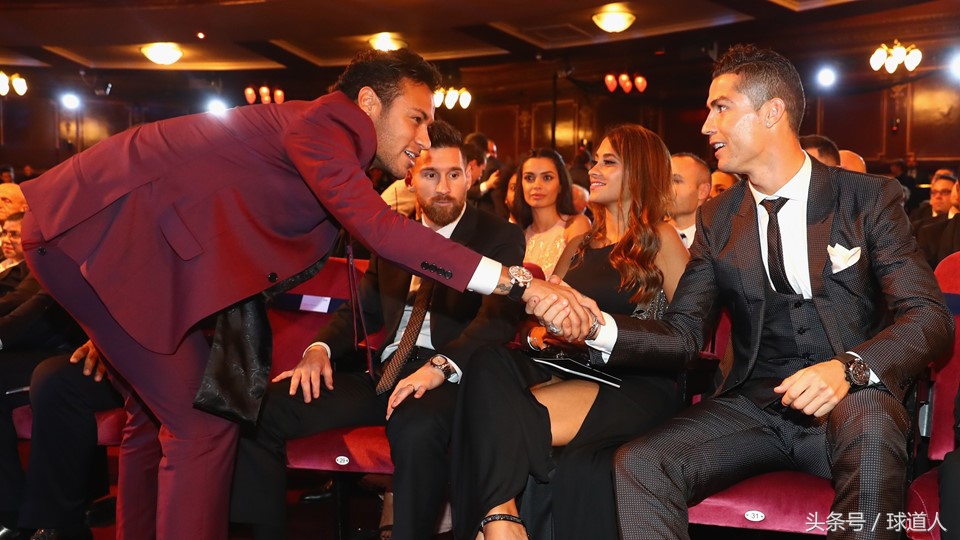 国际足联梅西c位捧杯,国际足联颁奖典礼梅西c罗罗本
