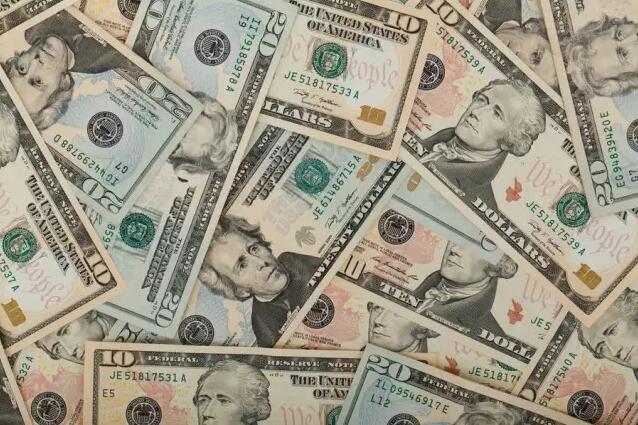 携带大量现金回国违法吗,携带超额人民币出境被查会没收吗