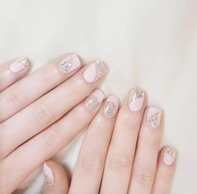 上细下粗的手指适合什么形状美甲,适合手指短小指甲的美甲显白