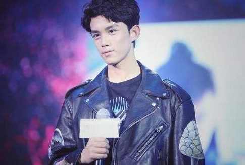 鹿晗王俊凯易烊千玺跑男唱歌,易烊千玺晒胡子王俊凯露腹肌