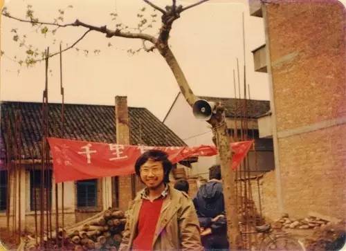 HPDl两张街拍消极厌世