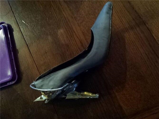 高跟鞋尖头被狗咬坏了怎么补,高跟鞋被狗狗咬了能修复吗