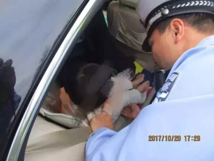 广州女孩被护栏卡住脖子,一名女童因系牵引绳被电梯夹住