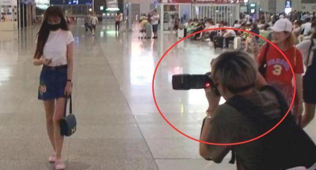 张馨予披军大衣,张馨予穿亮黄外套亮相