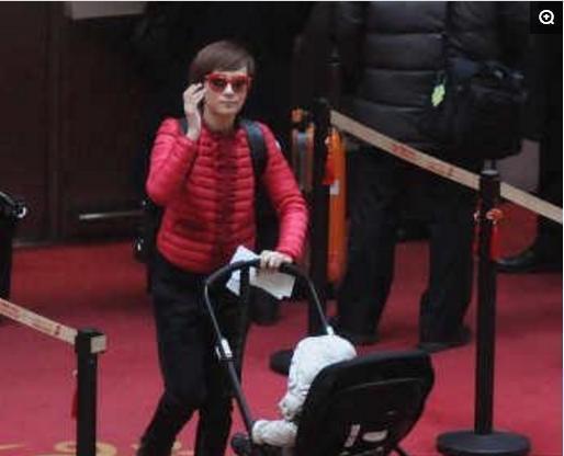 张馨予披军大衣,张馨予穿亮黄外套亮相