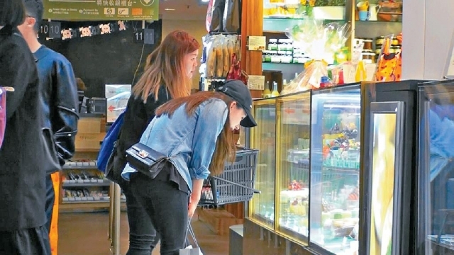 方媛御夫有术先替女儿买衣服,然后再秘选蛋糕帮郭富城开生日派对