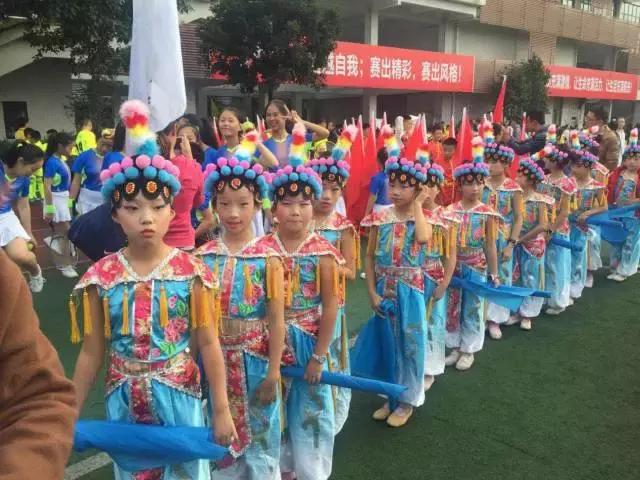 学校运动会第一名是谁,运动会第一名学生表演