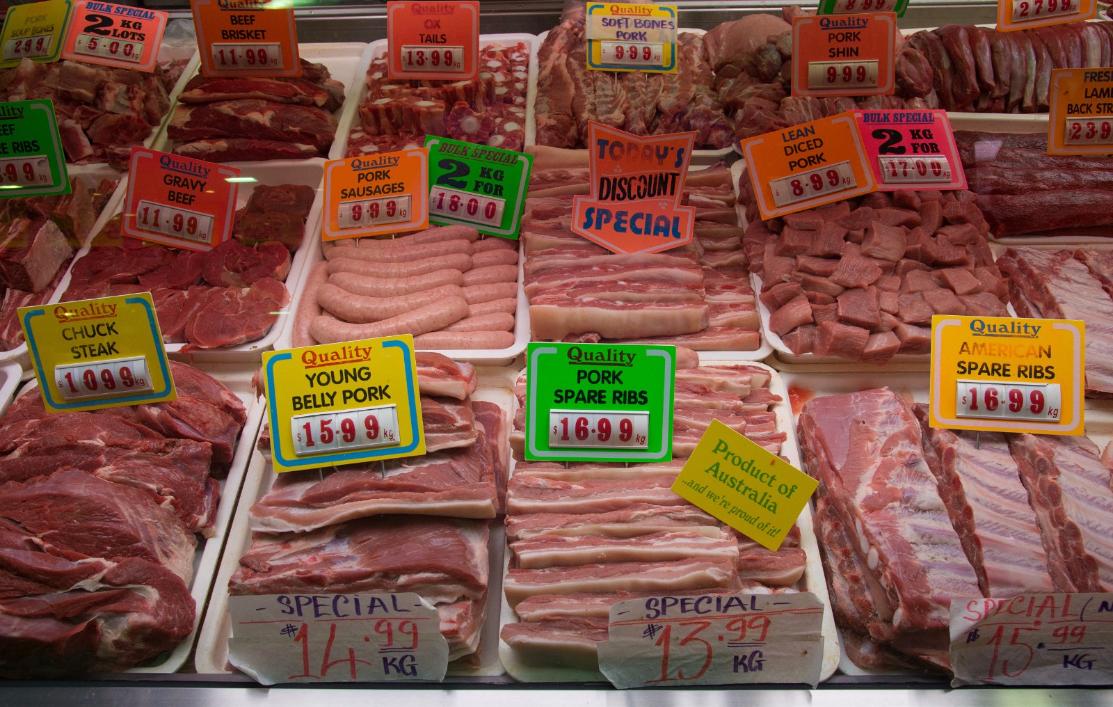 澳洲版终极吃货考验：把袋鼠、蜥蜴和鸸鹋当“路边餐”