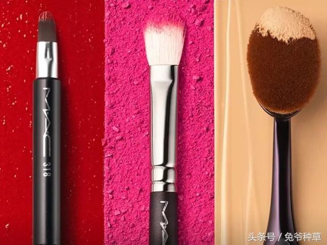 涂抹粉底最好使用化妆刷,化妆刷粉底有刷痕
