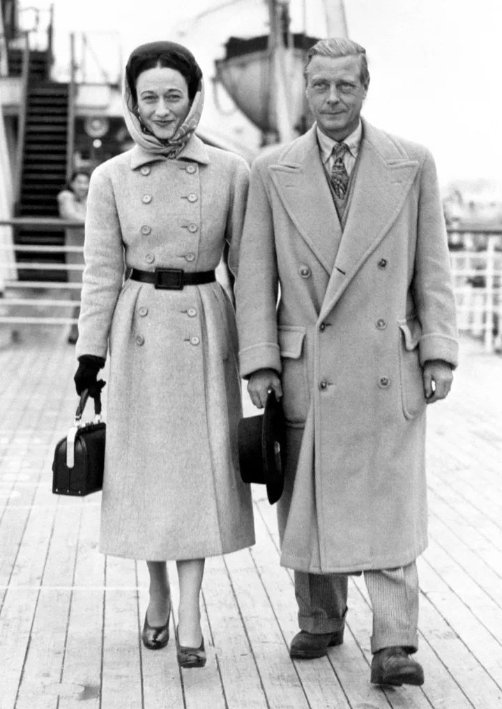 “大衣是女人的第一藏身所”