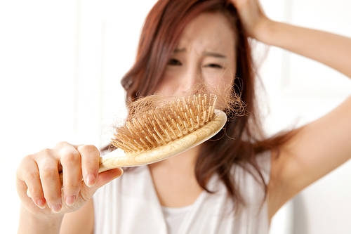 这些行为导致掉发严重，掉多少才是脱发呢？