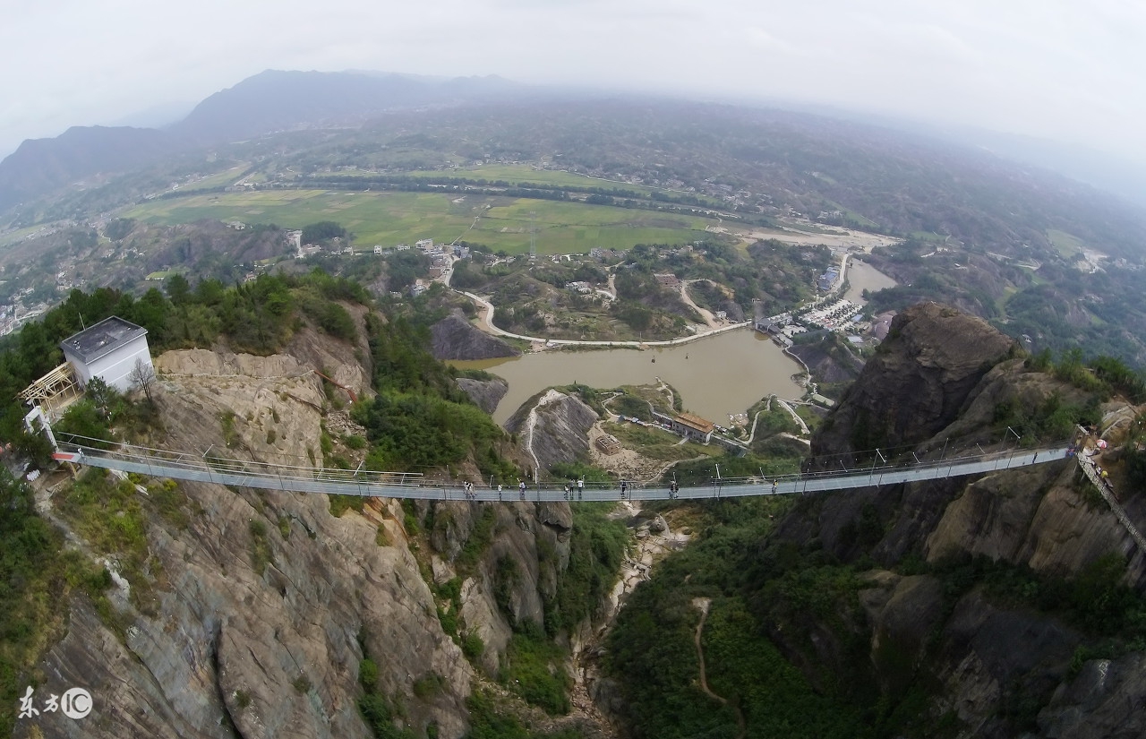 最吓人的十大旅游景点中国,玉屏山玻璃栈道特效吓人视频